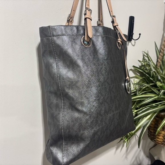 ❤️Michael Kors Metallic Gray Jet Set Tote - Picture 3 of 6